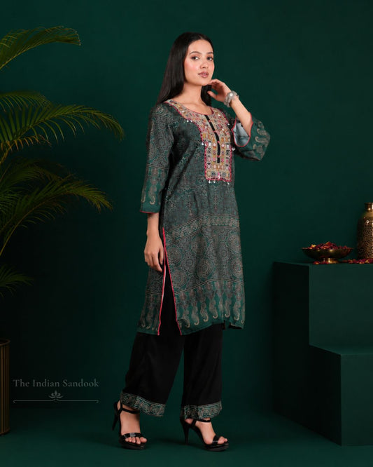 Women's Emerald Green Embroidered Kurta Pant Set